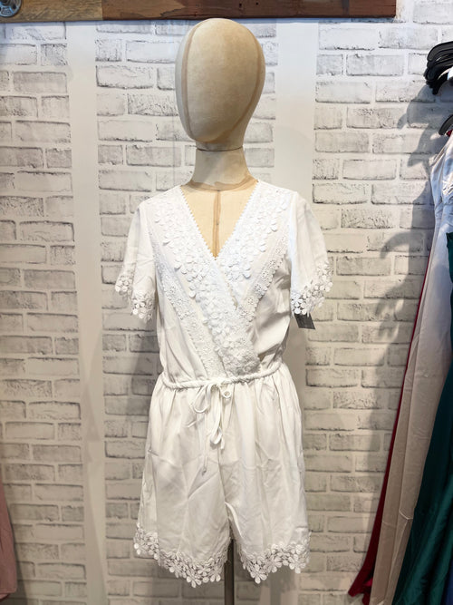 Slenda Detailed Dress in White