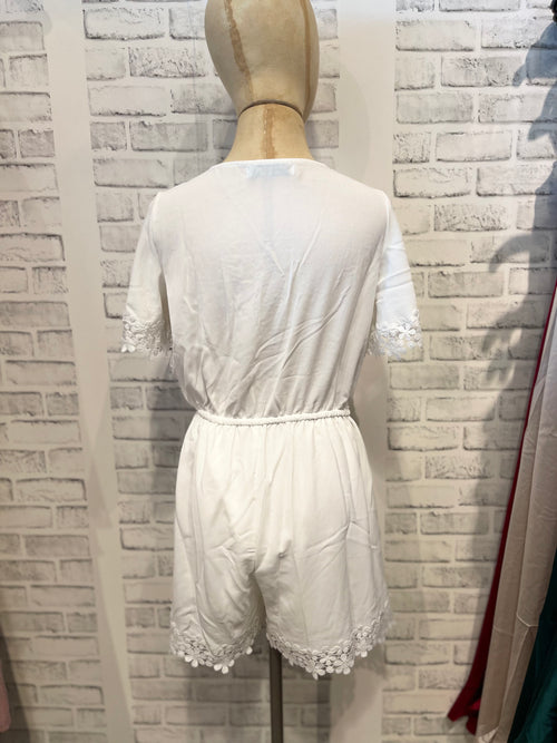 Slenda Detailed Dress in White