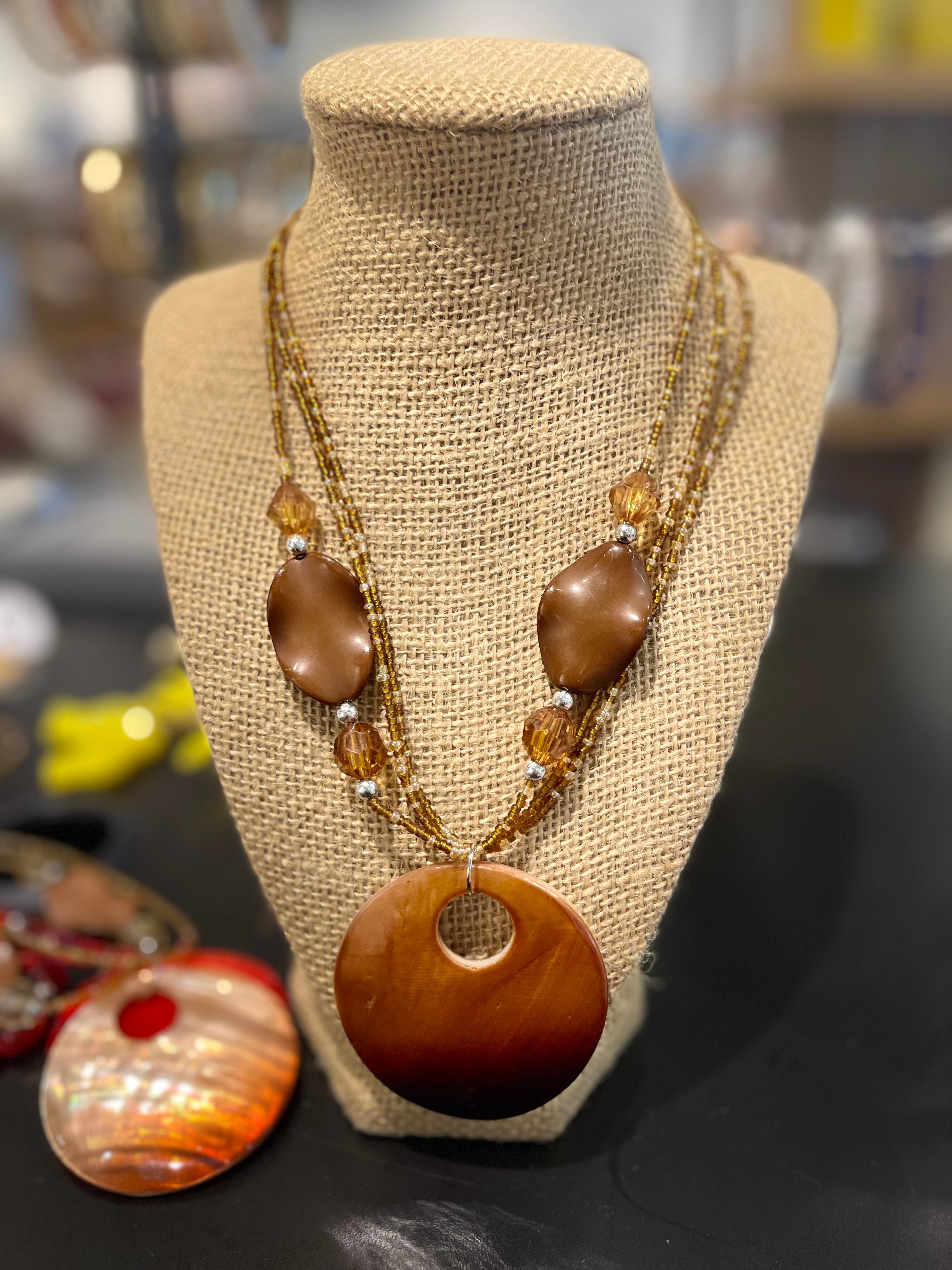 Bluvintage Shell Necklace In Caramel