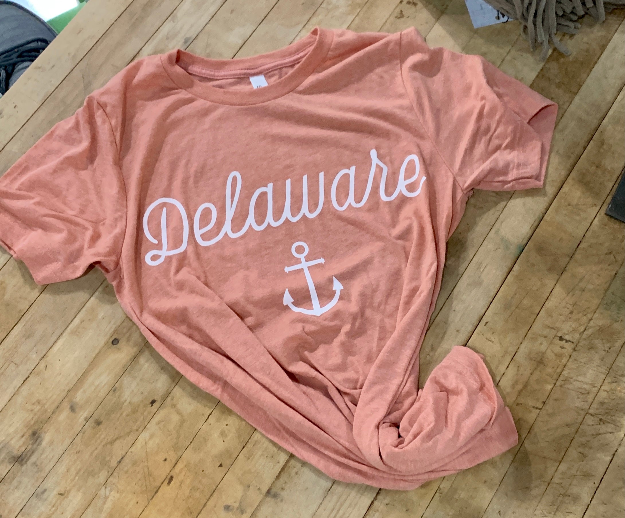 Delaware Cursive with Anchor Tee in Coral