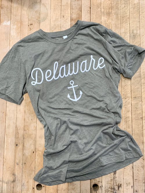 Delaware Cursive with Anchor Tee in Olive
