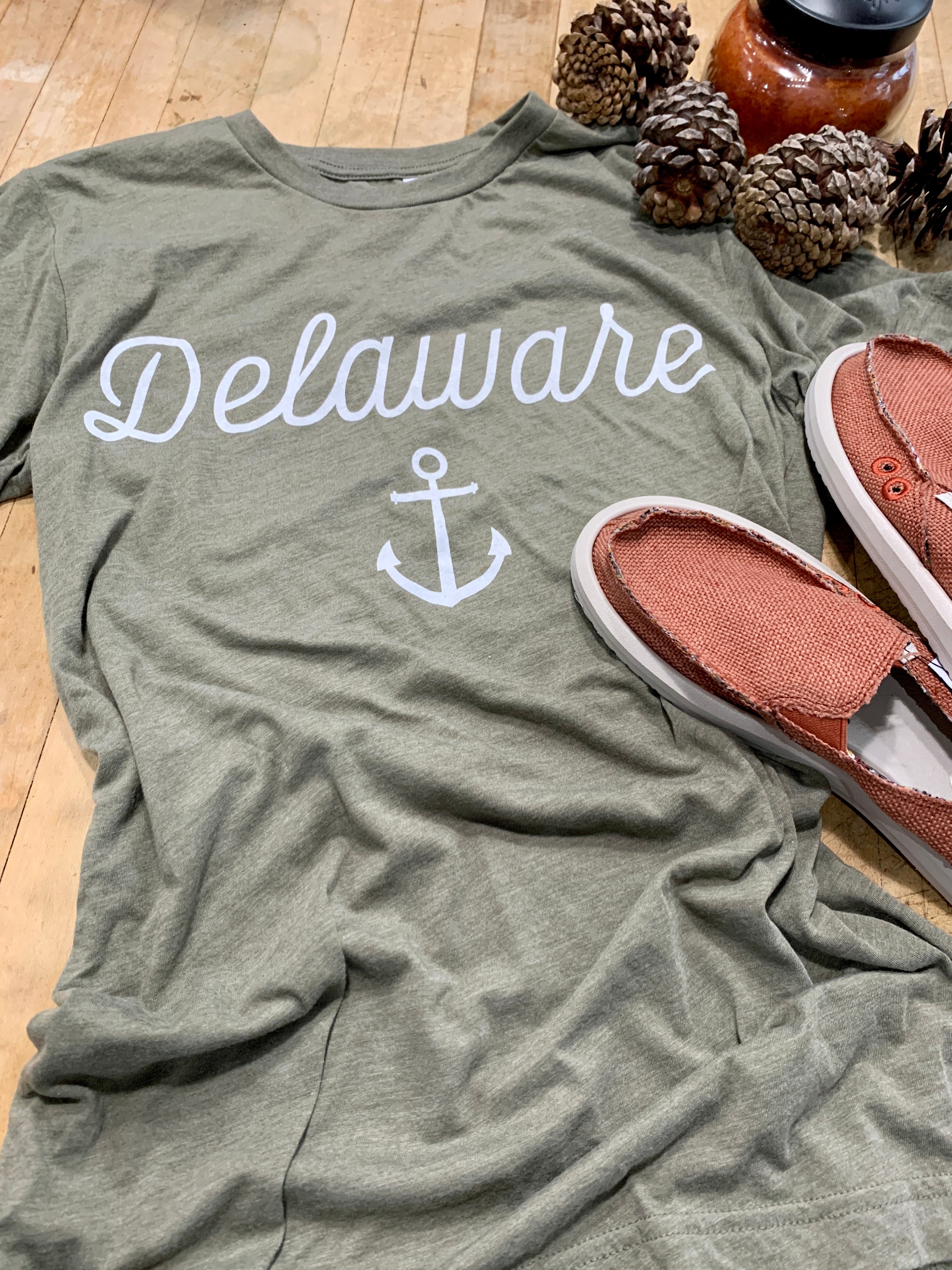 Delaware Cursive with Anchor Tee in Olive